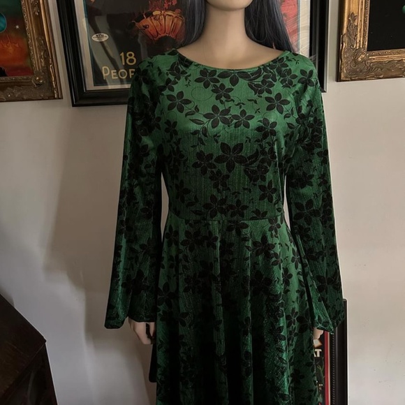 Unique Vintage Green Velvet & Black Floral Flare Dress - L/10-12 - Picture 6 of 10